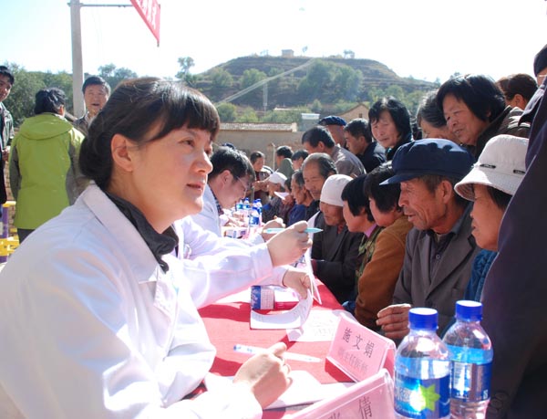 我院同市委监察局联合开展送药义诊活动